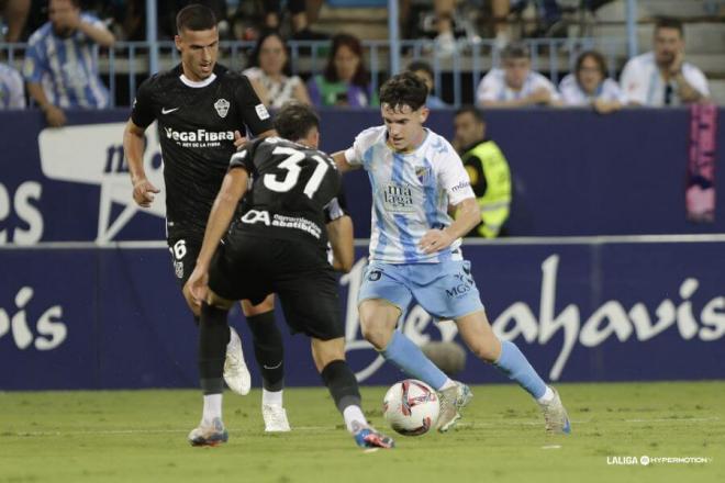 Aarón Ochoa, de los pocos aprobados del Málaga ante el Elche. (Foto: LALIGA)