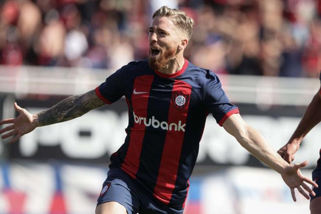 Iker Muniain celebra su primer gol en Argentina. (Foto: San Lorenzo)