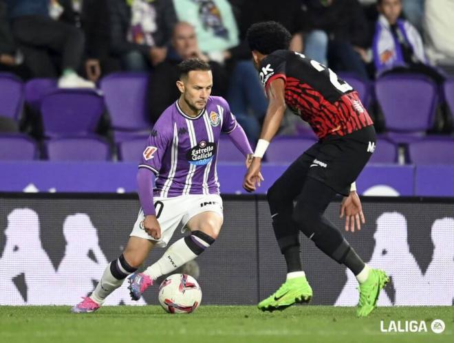 Iván Sánchez intenta regatear a Mojica. (Foto: LALIGA).