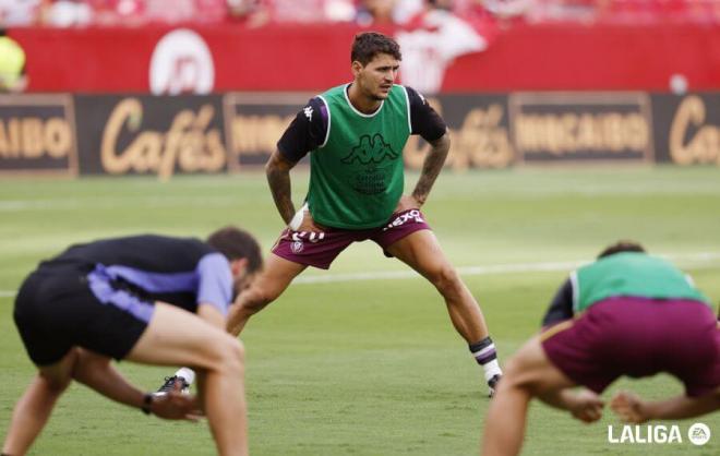 Juric, calentando en Sevilla.