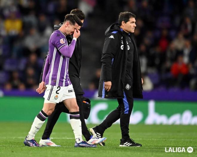 Luis Pérez se marcha lesionado.