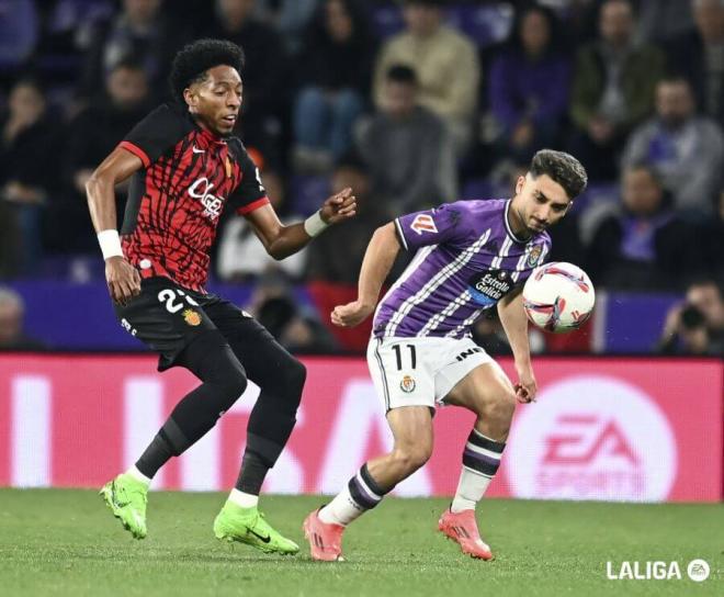 Raúl Moro, ante Mojica (Foto: LALIGA).