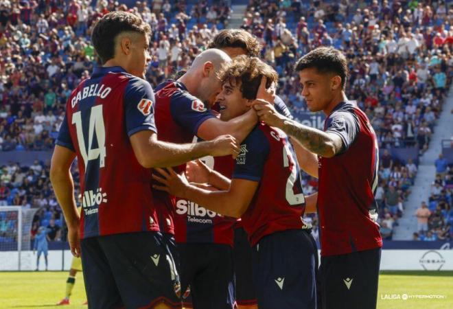 El Levante celebrando un gol ante el Almería (Foto: LALIGA).