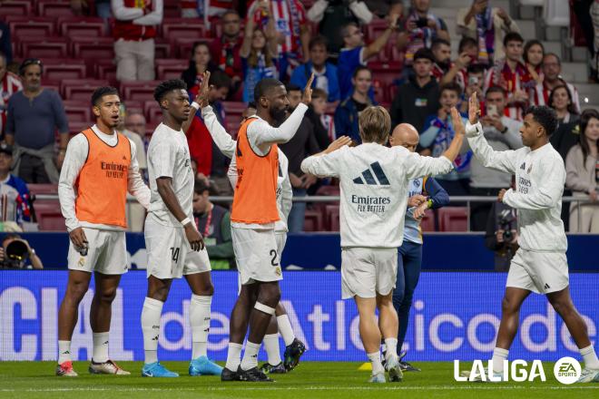 El once del Real Madrid calienta antes del derbi ante el Atlético (Foto: LALIGA).