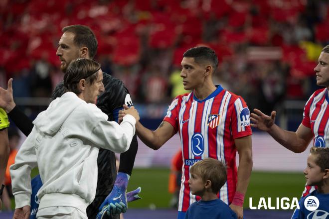 Luka Modric saluda a Nahuel Molina en el derbi Atlético - Real Madrid (Foto: LALIGA).