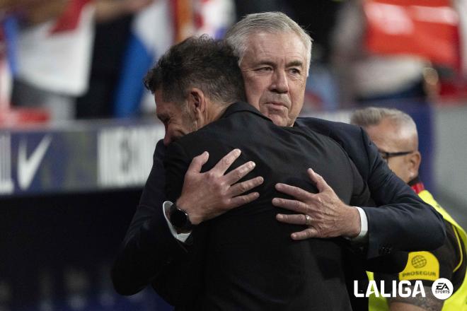 Diego Pablo Simeone y Carlo Ancelotti se abrazan en el derbi Atlético - Real Madrid (Foto: LALIGA)