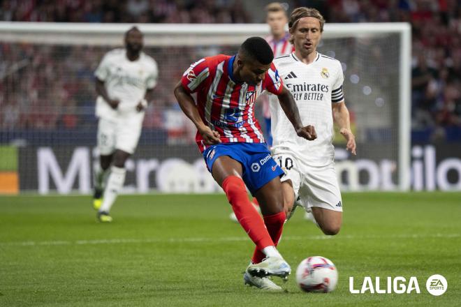 Reinildo Mandava, presionado por Luka Modric en el derbi Atlético - Real Madrid (Foto: LALIGA).