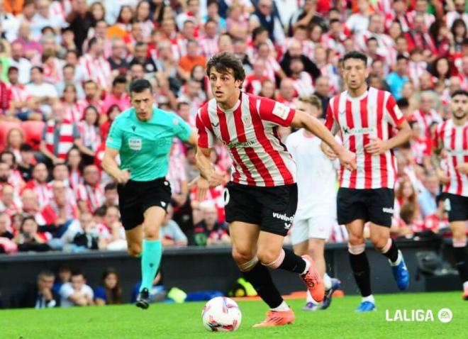 El bermeano Unai Gómez, la lleva en el reciente empate del Athletic club ante el Sevilla FC en San Mamés (Foto: LaLiga).