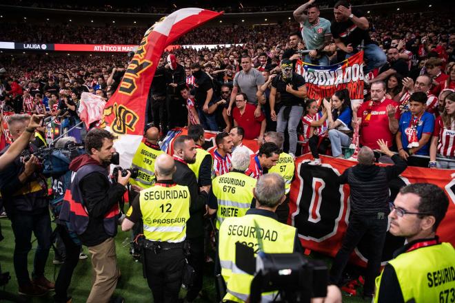 Koke y Giménez hablan con la grada en el derbi Atlético - Real Madrid (Foto: CordonPress).