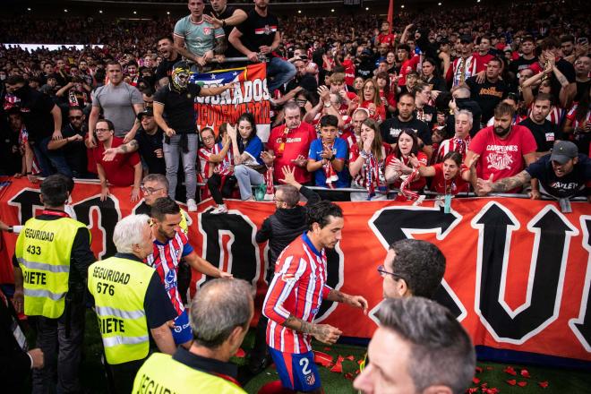 Koke y Giménez hablan con la grada en el derbi Atlético - Real Madrid (Foto: CordonPress).