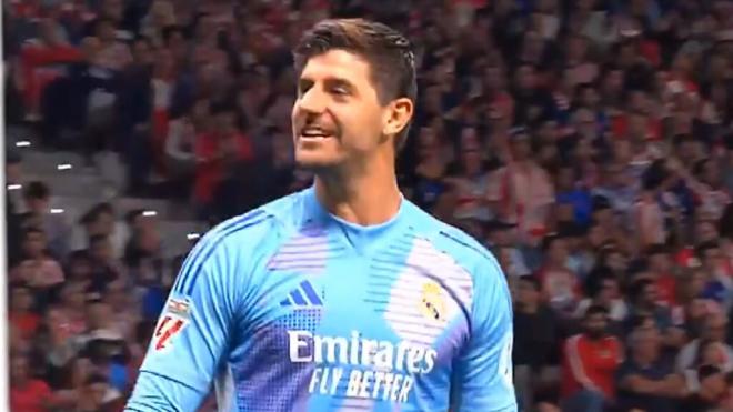 Courtois celebró el gol del Madrid dirigiéndose al fondo (Captura 'Movistar')