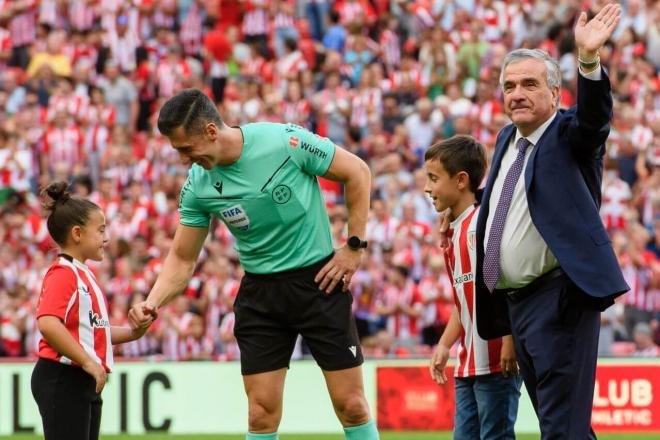 Saque de honor del gran Dani, junto a sus nietos, en el reciente partido ante el Sevilla FC en San Mamés (Foto: Athletic Club).