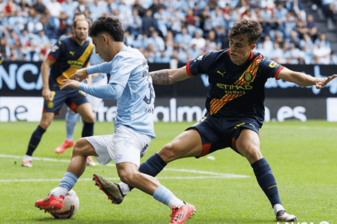 Hugo Álvarez encarando a un rival (Foto: LaLiga).