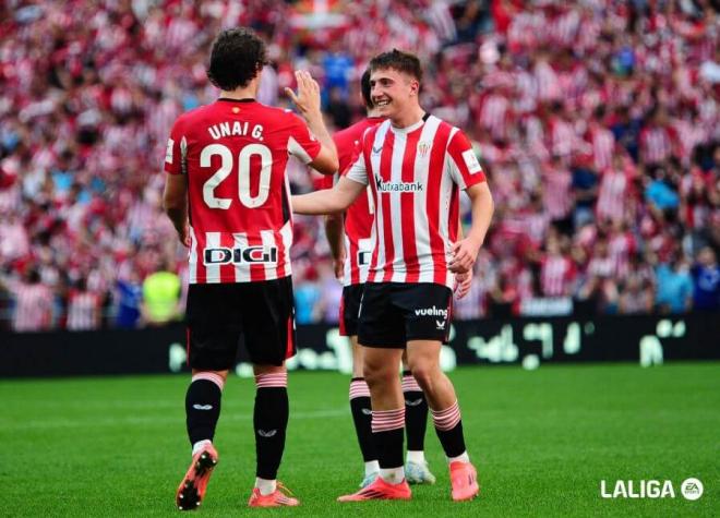 Unai Gómez felicita a Mikel Jauregizar en el partido ante el Sevilla FC en San Mamés (Foto: LaLiga).