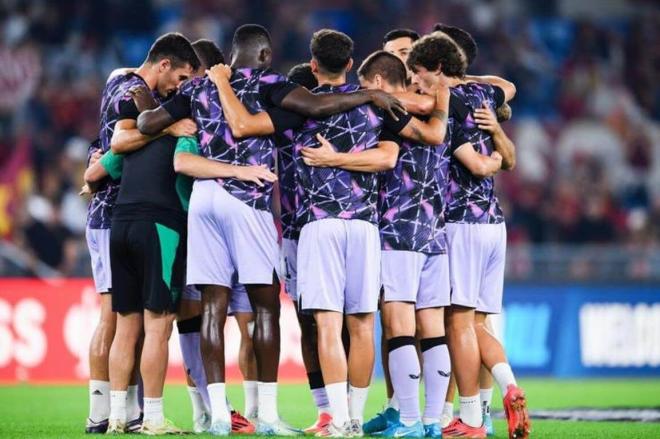 Piña del equipo vizcaíno de Ernesto Valverde en la ida disputada en el Estadio Olímpico de Roma (Foto: Athletic Club).