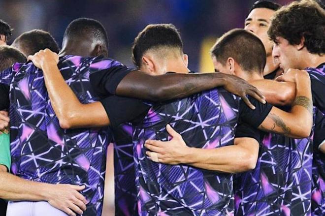 Piña de la plantilla de Ernesto Valverde antes de arrancar el partido ante la AS Roma de la UEFA Europa League (Foto: Athletic Club).