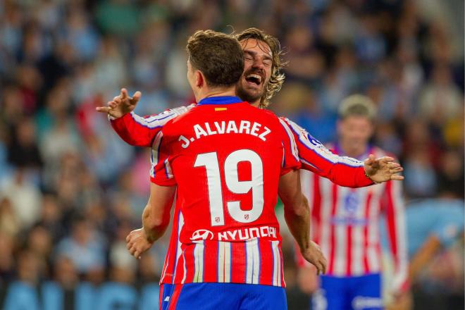 Antoine Griezmann abraza a Julián Álvarez después de un gol del Atlético (Foto: Cordon Press).