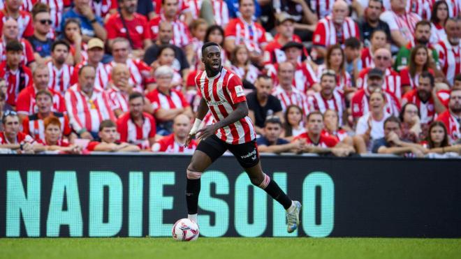 Iñaki Williams la lleva y levanta la cabeza en el empate ante el Sevilla en San Mamés (Foto: Athletic Club).