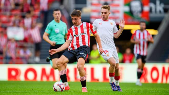 Mikel Jauregizar, ante Peque del Sevilla en San Mamés (Foto: Athletic Club).