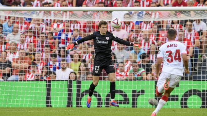 La jugada clave del portero Julen Agirrezabala, ante Mateo del Sevilla FC, en San Mamés (Foto: Athletic Club).