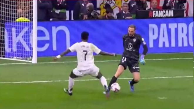 El recorte de Oblak a Vinicius en el área (Captura de 'DAZN')