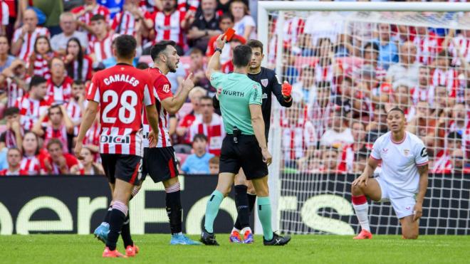 Tarjeta roja a Julen Agirrezabala en el empate ante el Sevilla FC en San Mamés (Foto: Athletic Club).