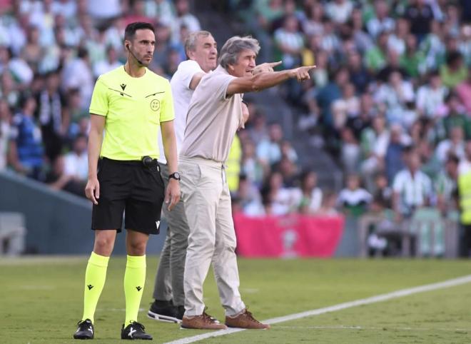 Pellegrini y Cousillas reclamando a Lo Celso como lanzador (Foto: Kiko Hurtado).