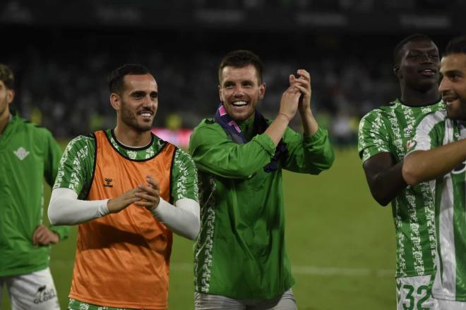 Lo Celso, celebrando la victoria ante el Espanyol con la afición del Betis (Foto: Kiko Hurtado).