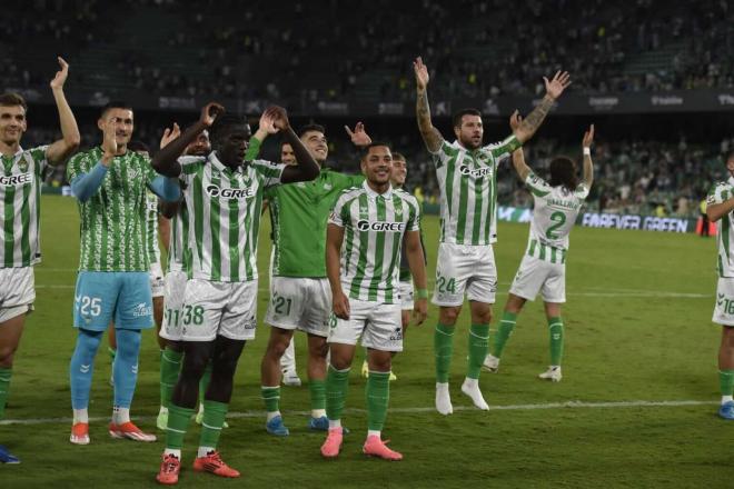 Los jugadores del Betis, celebrando el triunfo con su afición (Foto: Kiko Hurtado).