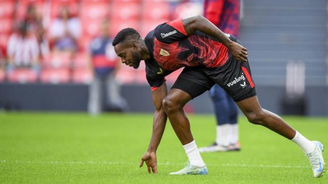 Iñaki Williams comprueba el estado del césped antes de jugar ante el Sevilla FC en San Mamés (Foto: Athletic Club).