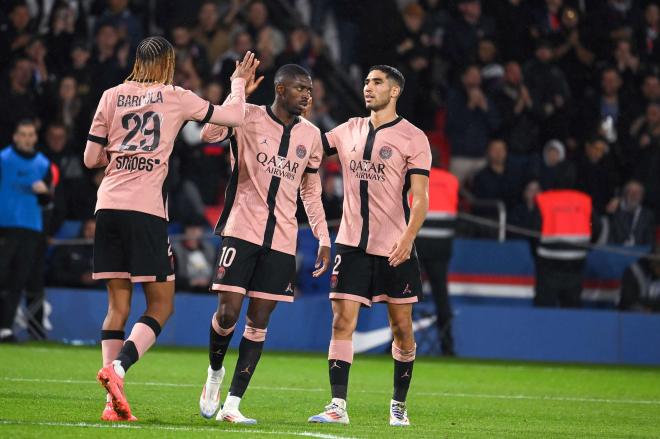 Ousmane Dembélé celebrando el gol de Barcola ante el Rennes (Foto: Cordon Press).