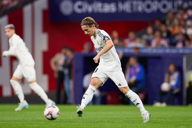 Luka Modric dando un pase en el derbi (Foto: Cordon Press).