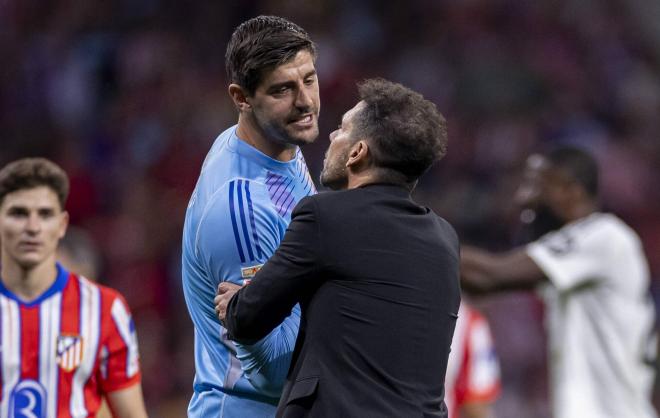 Diego Pablo Simeone habla con Courtois en el Atlético - Real Madrid (Foto: CordonPress). 