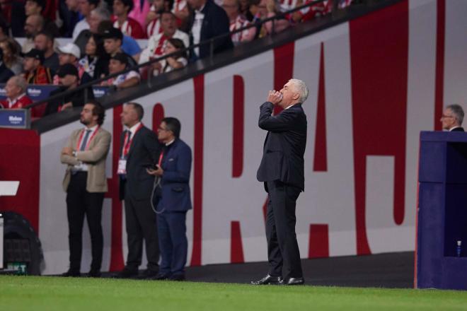 Carlo Ancelotti da indicaciones a sus jugadores en la banda del Metropolitano (FOTO: Cordón Press)