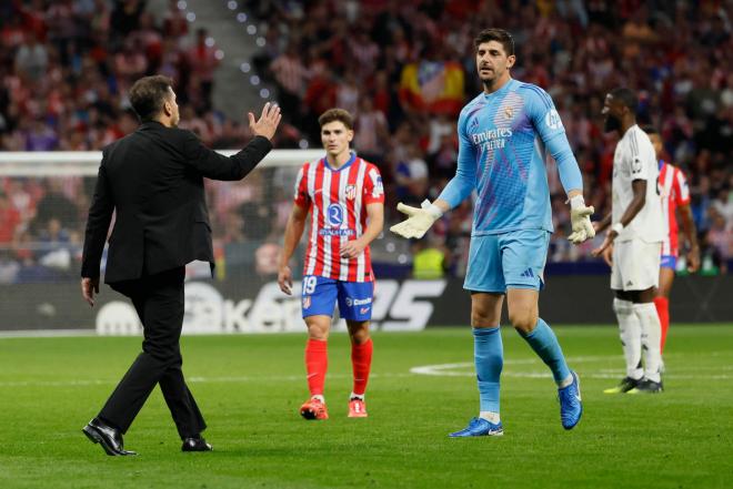 Simeone recriminando la actitud de Courtois  en el último derbi en el Metropolitano (EFE)