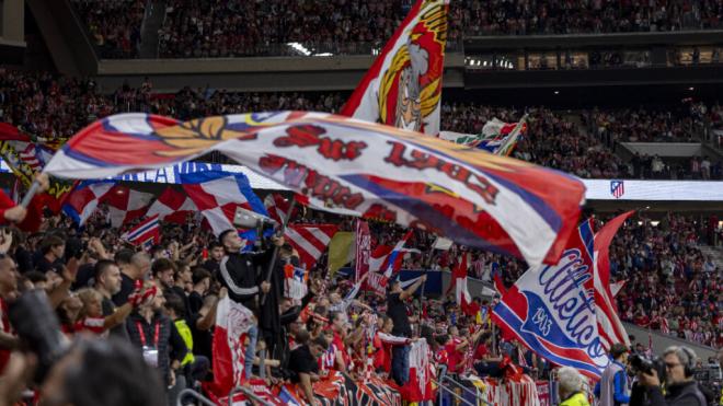 Los ultras del Atlético, en el fondo sur del Metropolitano durante el derbi (Foto: Cordon Press).