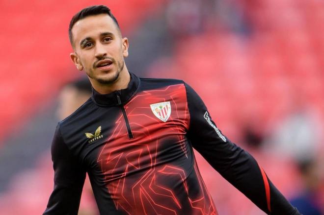 El navarro Alex Berenguer calienta en San Mamés (Foto: Athletic Club).