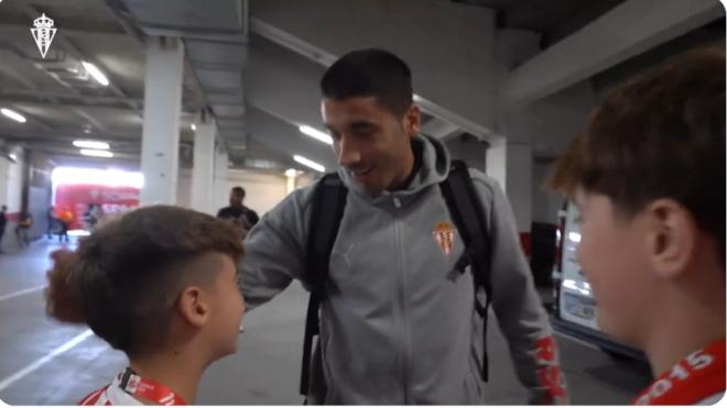 Cote saluda a Carlos y Mateo, dos aficionados del Sporting.
