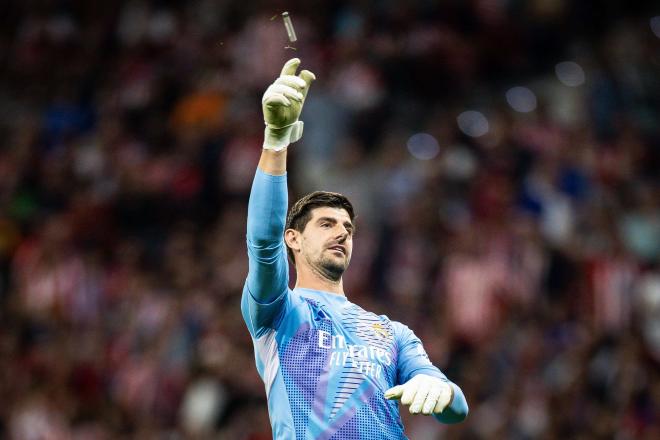 Thibaut Courtois saca del campo un mechero en el Metropolitano durante el Atlético-Real Madrid (Foto: Cordon Press).