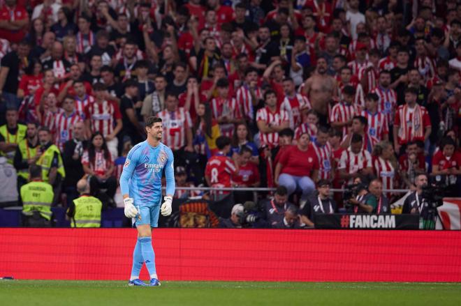 Thibaut Courtois, con la grada del Metropolitano detrás (Foto: Cordon Press).