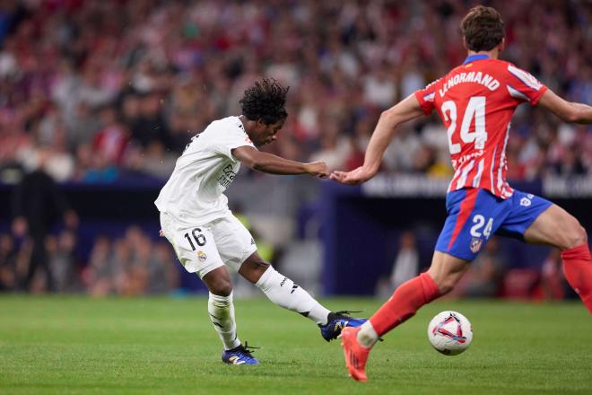 Endrick dispara en el derbi entre Atlético y Real Madrid (Foto: Cordon Press).