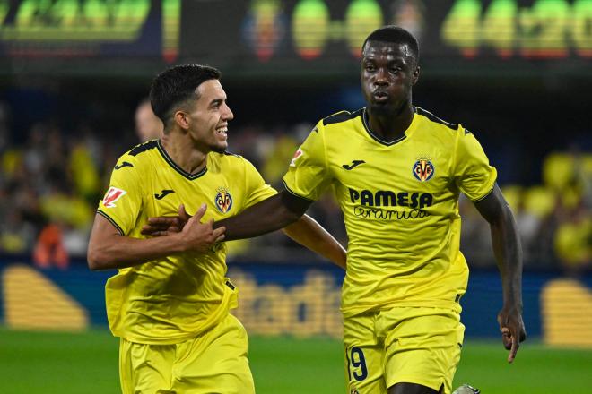 Nicolas Pépé celebra con Ilias Akhomach su gol ante Las Palmas (Foto: EFE).