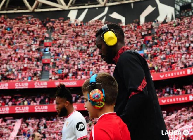 El futbolista del Athletic Club Iñaki Williams sale a San Mamés acompañado de un niño autista (Foto: LALIGA).