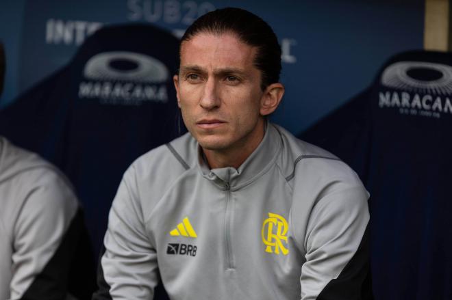 Filipe Luis, en el banquillo del Flamengo (Foto: Cordon Press).