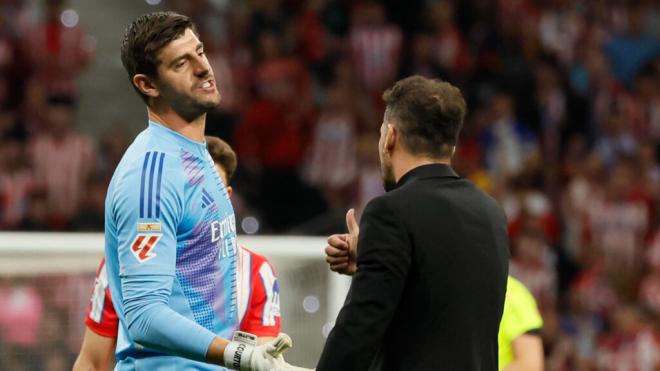 Simeone reprochando la actitud de Courtois (EFE)