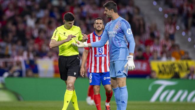 Courtois enseña a Busquets Ferrer los mecheros lanzados al campo (Fuente: Cordon Press)