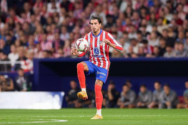 José María Giménez controla un balón en el derbi Atlético-Real Madrid (Foto: Cordon Press).