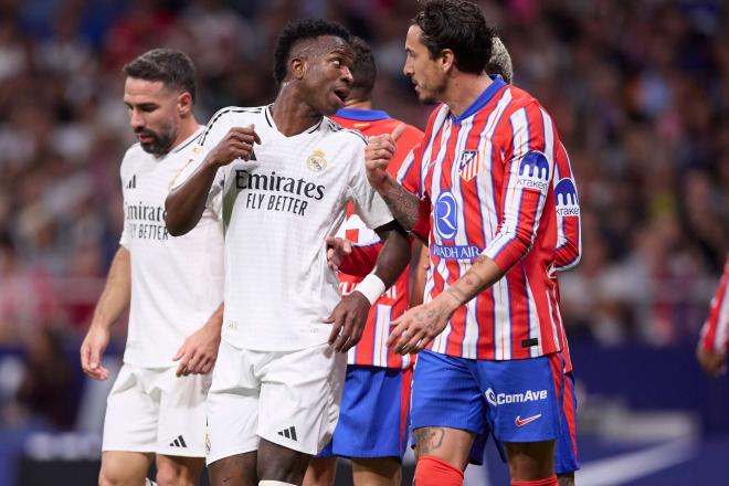 José María Giménez charla con Vinicius en el derbi Atlético-Real Madrid (Foto: Cordon Press).