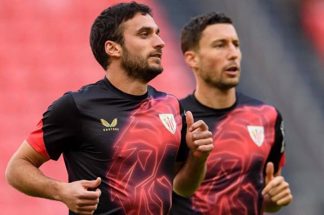 Iñigo Lekue y Oscar de Marcos calientan en San Mamés antes de medirse al Sevilla FC (Foto: Athletic Club).