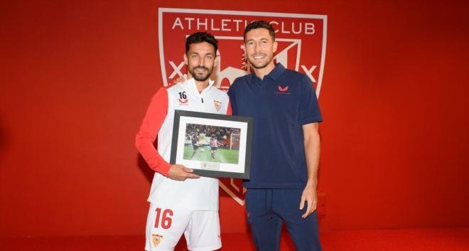 Jesús Navas recibe un obsequio de Oscar de Marcos en San Mamés (Foto: Athletic Club).